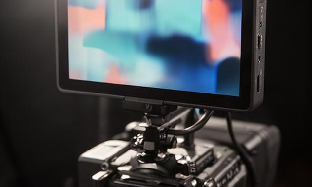 Monitor esterno da cinque pollici acceso su camera cinema