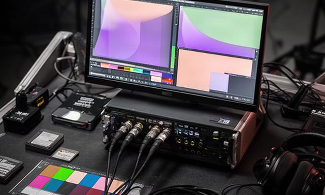 Monitor-registratore 4K con LUT visualizzata su un banco DIT durante una sessione di controllo colore