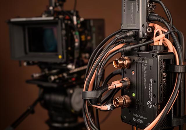 Piastra V-mount con regolatore di tensione e cavi ordinati su un rig cinematografico